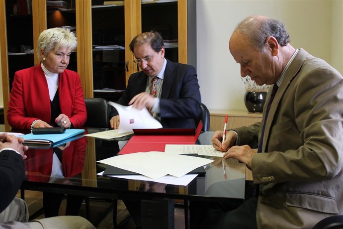 Firma del convenio entre la AVL y Unión Gremial