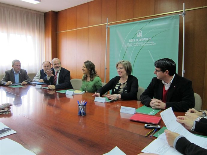Artacho (con corbata a rayas), entre sindicalistas y responsables de la Junta en
