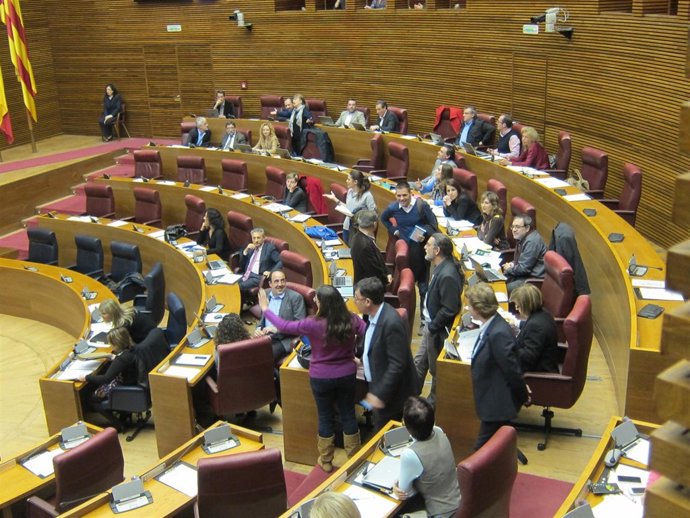 Diputado de Compromís abandonan el pleno de las Corts