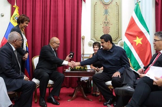 Los presidentes de Surinam, Desiré Bouterse, y Venezuela, Nicolás Maduro