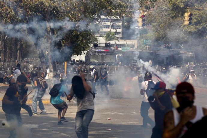 Enfrentamientos entre estudiantes y GNB en Caracas