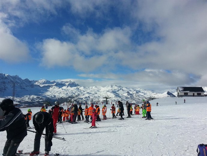 Esquiadores en la estación Aramón Panticosa