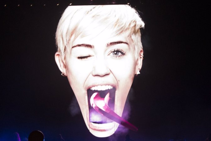 Demandada la lengua de Miley Cyrus