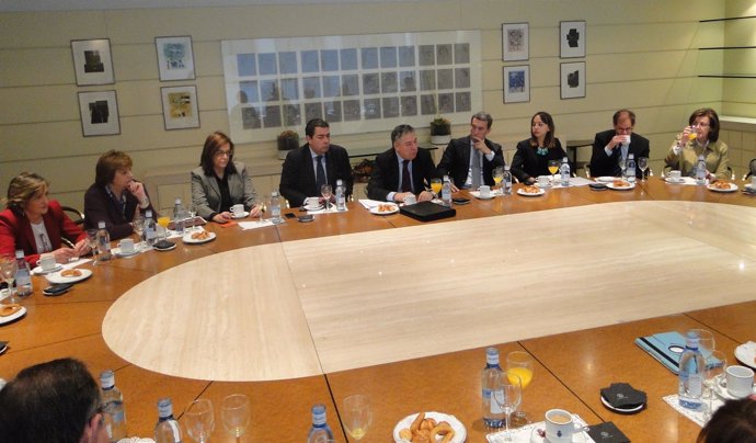 Participantes en la reunión de senadores del PP con Tomás Burgos.