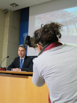 Lorite es fotografiado durante la rueda de prensa
