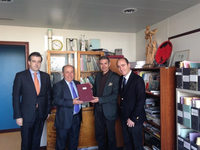 Entrega del expediente de la candidatura de Granada a capital mundial de poesía