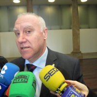 El consejero de Sanidad confirma que Javier Fernández "está bien" tras un episodio de angina