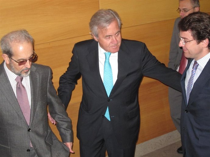 Ignacio Berdugo (centro) con el rector de la USAL (izq) y el alcalde (drcha)