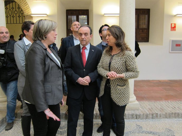 Rodríguez, entre las delegadas de Fomento y del Gobierno andaluz en Córdoba