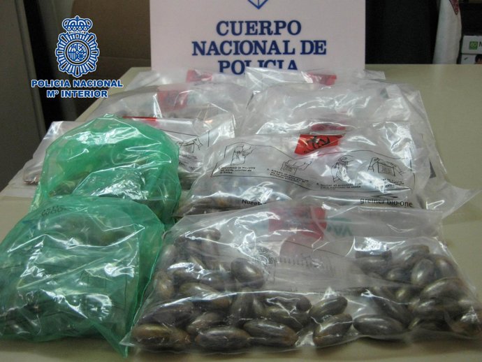 Los dos "muleros" llevaban dentro de su cuerpo 2 kilos de hachís