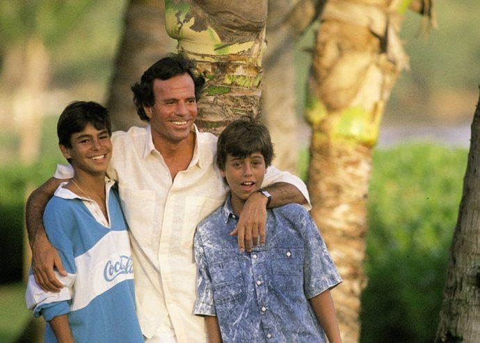 Julio Iglesias a su hijo Enrique: "Vendes los discos porque eres mi hijo"