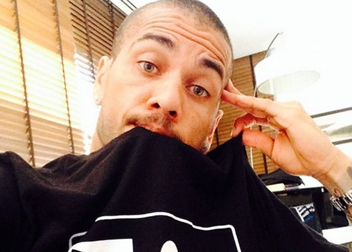Dani Alves ajeno a la polémica se despierta tan "happy"