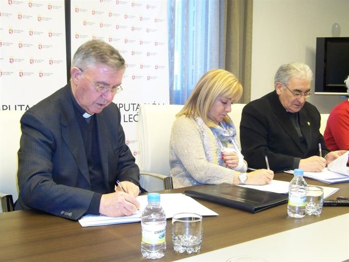 De izq. A drcha. Marcos Lobato, Isabel Carrasco y Pedro Puente