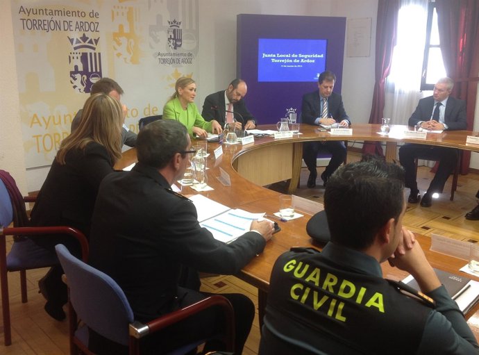 Cifuentes en la Junta de Seguridad de Torrejón