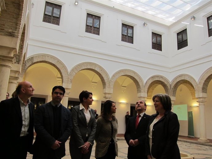 Rodríguez mira la nueva cubierta del Patio Azul junto a responsables de la Junta