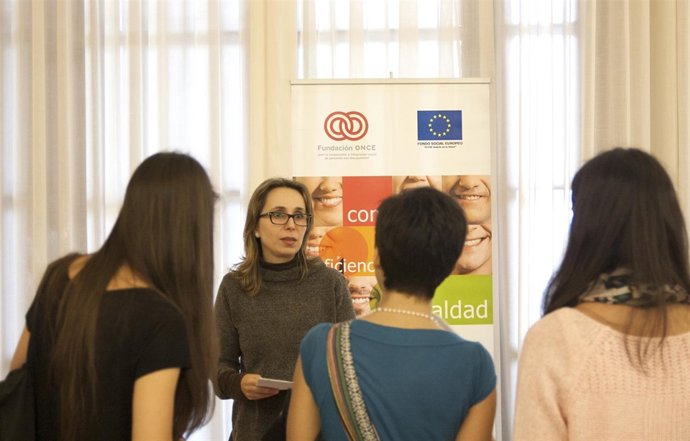 Una de las técnicos informando a estudiantes en el stand de FSC Inserta