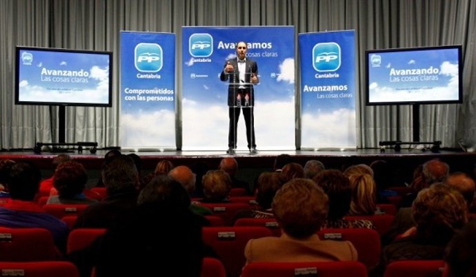 Ignacio Diego en el acto de 'Las cosas claras' en Laredo