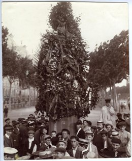Estatua de Rafael Casanova cubierta de ofrendas a principios de siglo XX