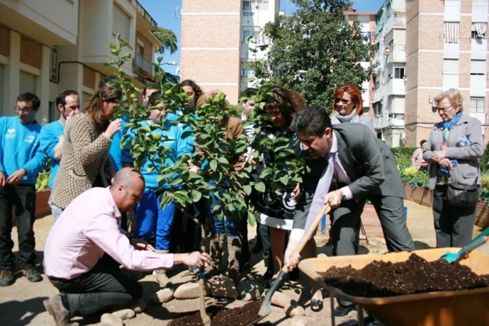Cañadilla (con la pala) en la plantación del árbol junto al resto de asistentes