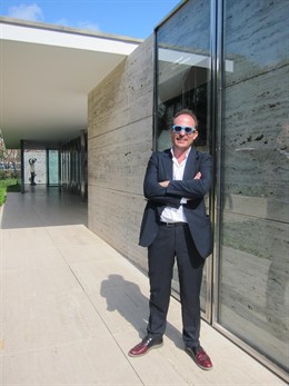 El fotógrafo Jordi Bernadó en el pabellón Mies van der Rohe