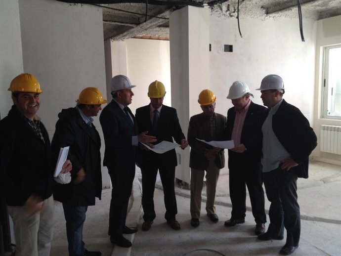 Hernández durante la visita a las obras del CEAS