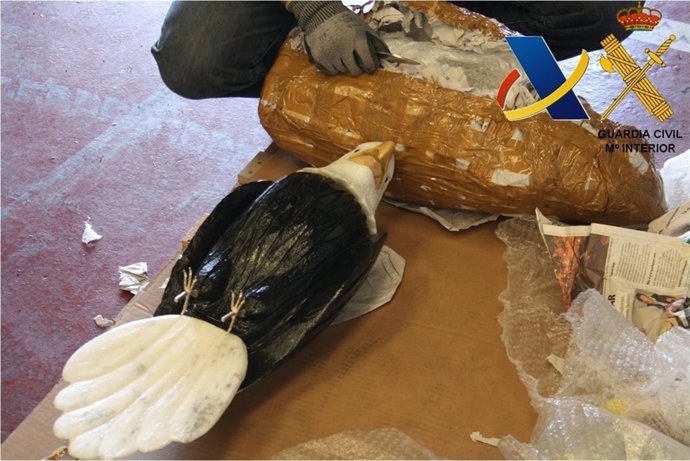 Droga escondida en pájaros decorativos