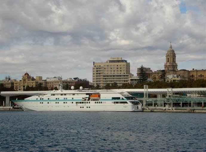 Escala en el puerto de Málaga del buque de crucero 'Tere Moana'