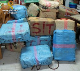 Fardos intervenidos por la Guardia Civil