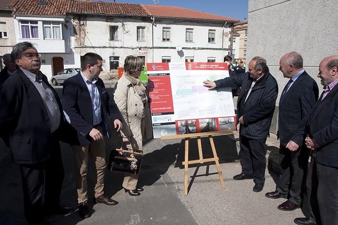 El consejero y el alcalde inauguran el saneamiento de La Naval