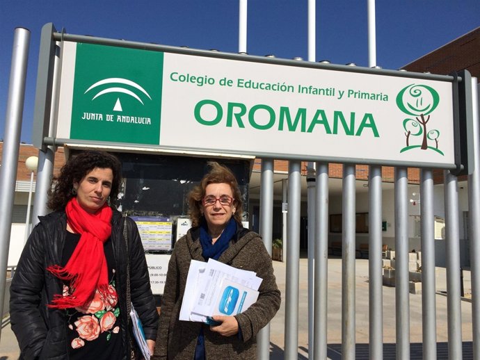 Hornillo junto a la edil 'popular' Elena Ballesteros, frente al colegio