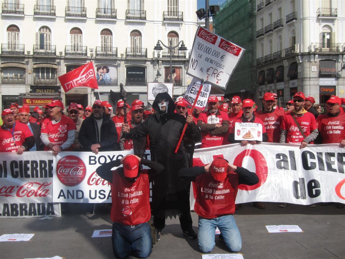 Trabajadores de Coca-Cola se concentran en Sol