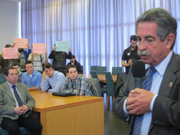 Revilla en el foro 'Tengo una pregunta para Usted' en la UC