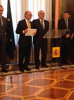 El ministro de Hacienda, Cristóbal Montoro, y Manuel Lagares