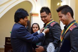 El presidente de Bolivia, Evo Morales, condecora a Ch'ila Jatun