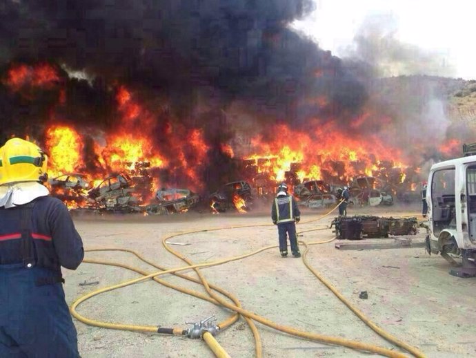 Incendio en un desguace de la pedanía lorquina de La Hoya
