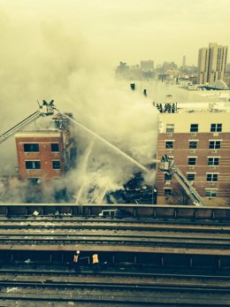 Edificio de Nueva York siendo apagado por bomberos