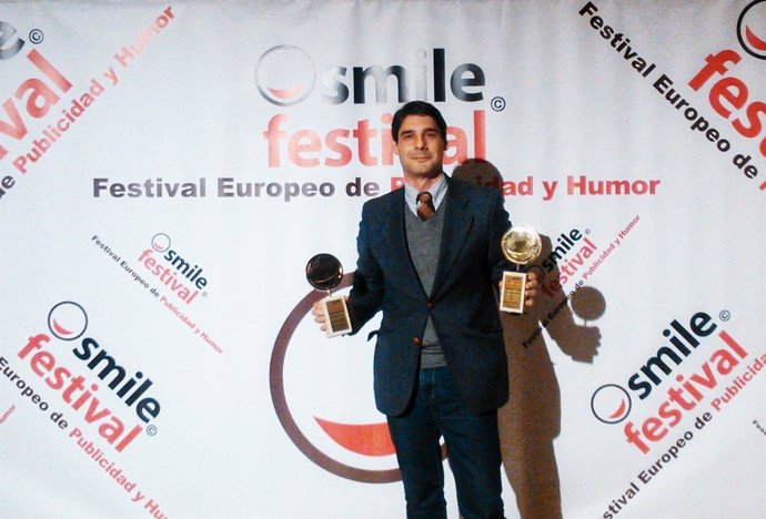José Arribas posa con sus dos útlimos galardones del Smile Festival