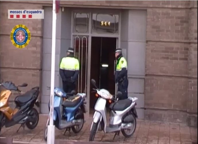 Detenidos tres traficantes que vendían droga a menores en Barcelona