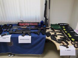 Pistolas y otras armas