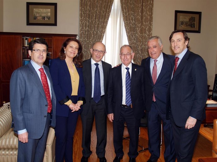 La delegación almeriense encabezada por Amat tras la reunión con Montoro