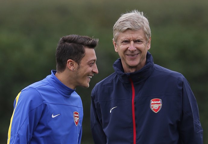 Arsene Wenger y Mesut Ozil en un entrenamiento del Arsenal