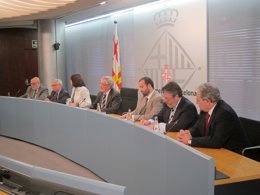 El alcalde Xavier Trias, con representantes de las asociaciones comerciales