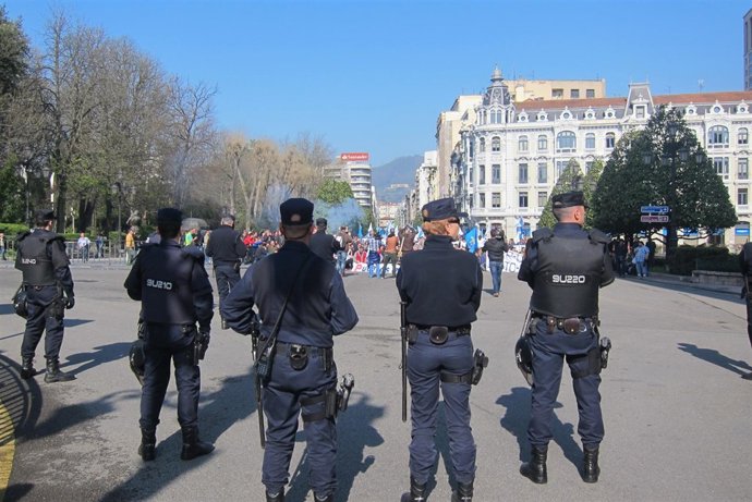 Policías vigilando la manifestación de pescadores en Oviedo