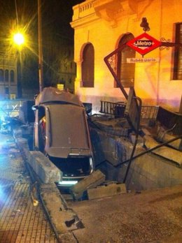 Coche empotrado en parada de Metro