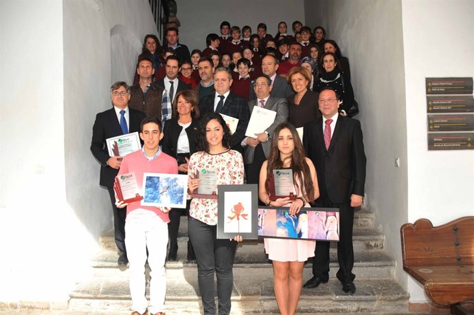 Premiados y autoridades posan en el Palacio de la Merced