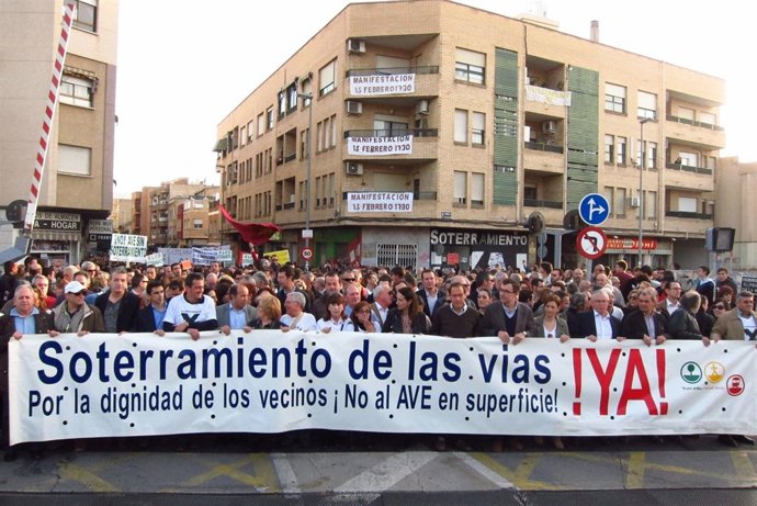 Cámara en la manifestación por el soterramiento del AVE 