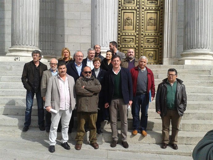 El PSOE se reúne con la flota de cerco gallega