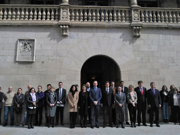 Minuto de silencio en Consolat del Mar por la mujer hallada muerta en Mallorca