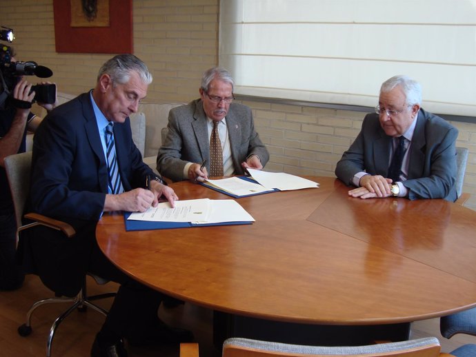 Suárez y Pérez en la firma del convenio, junto a José Ángel Biel