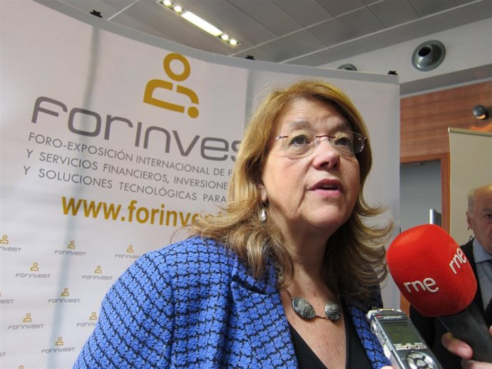 Elvira Rodríguez atendiendo a los medios